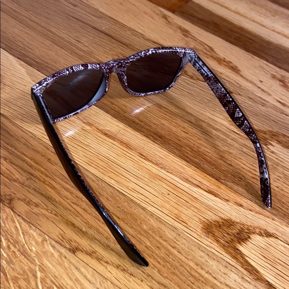 black sunglasses with snake skin detailing - Picture 2 of 5